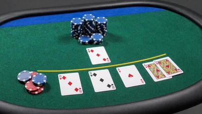 Blackjack-Tisch mit gr&uuml;nem Filz und blauen Chips - Live Blackjack bei Casea Casino