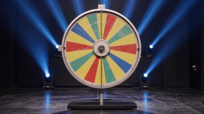 Buntes Bonusrad mit blauem Spotlight - Crazy Time Game Show bei Casea Casino