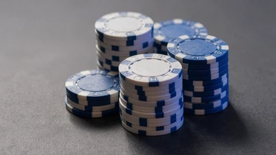 Poker-Chips mit blauer Akzentbeleuchtung - Live Poker bei Casea Casino