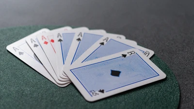 Baccarat-Kartenf&auml;cher auf dunklem Filz - Live Baccarat bei Casea Casino